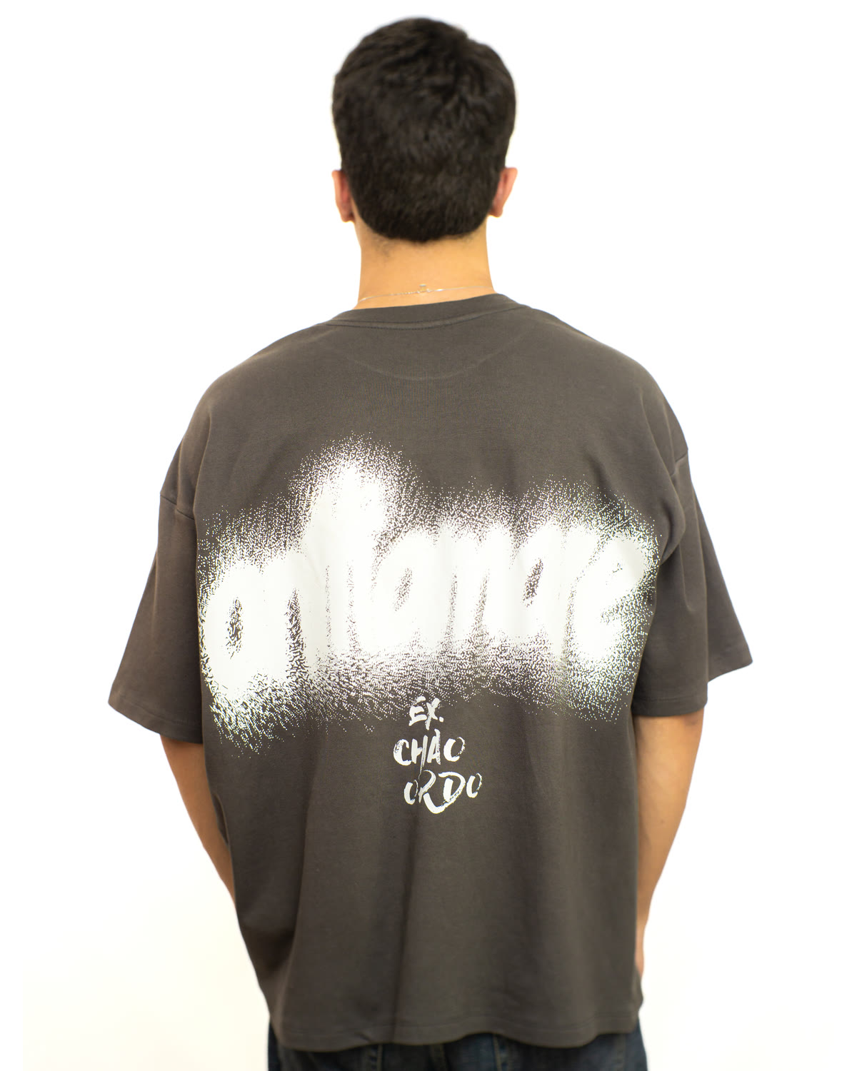 Camiseta Poeira Grafite vista de costas