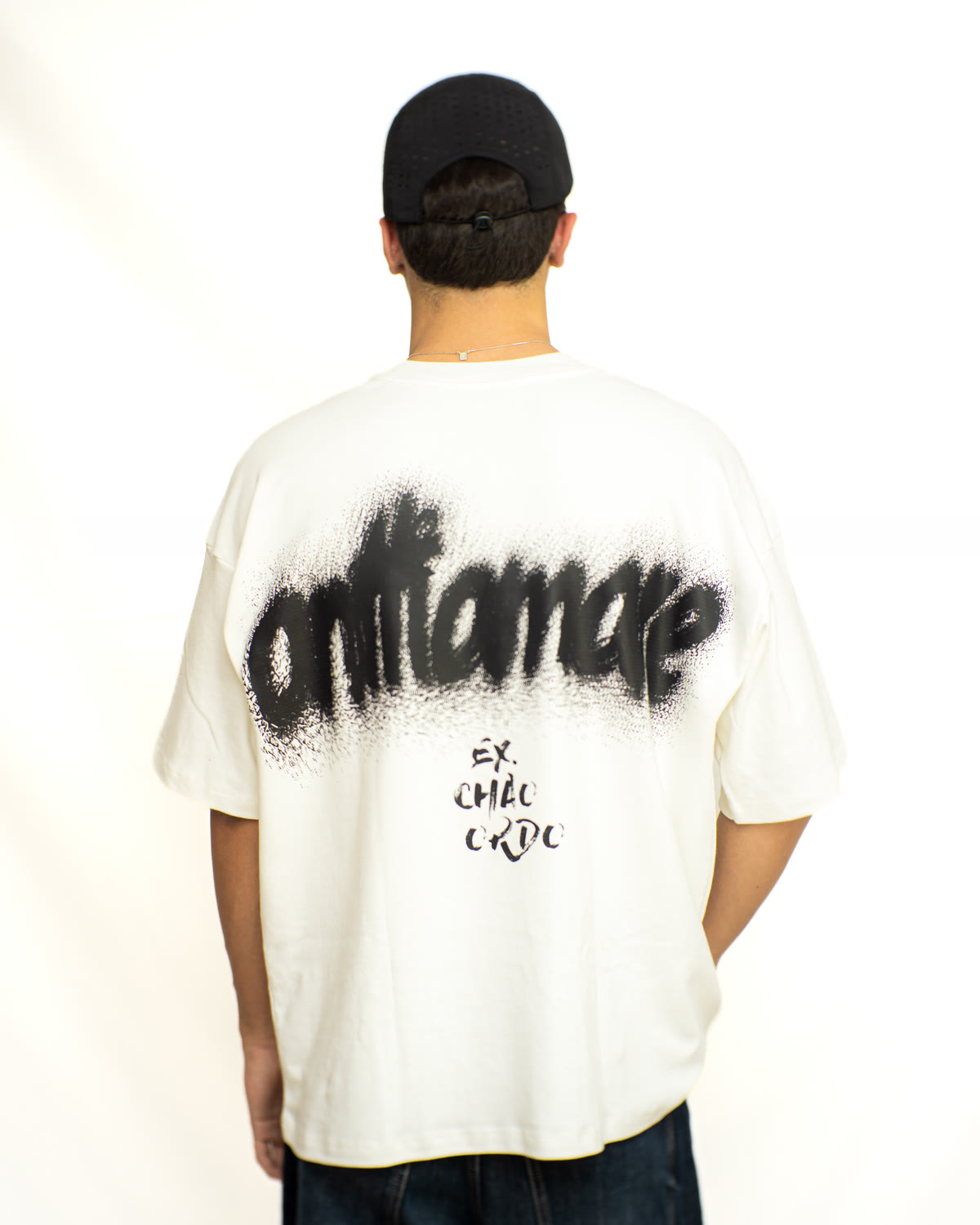 Camiseta Poeira Off White vista de costas