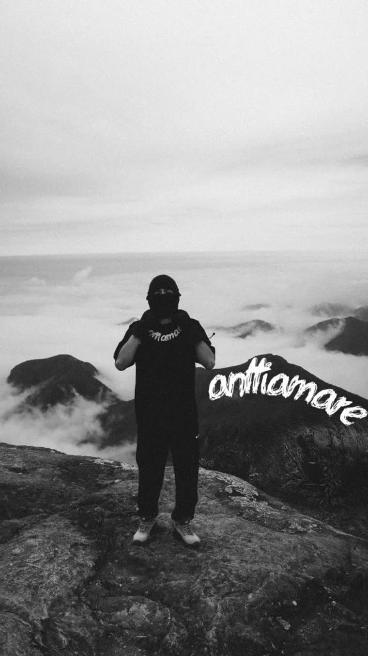 Retrato em preto e branco no alto da serra vestindo a peça